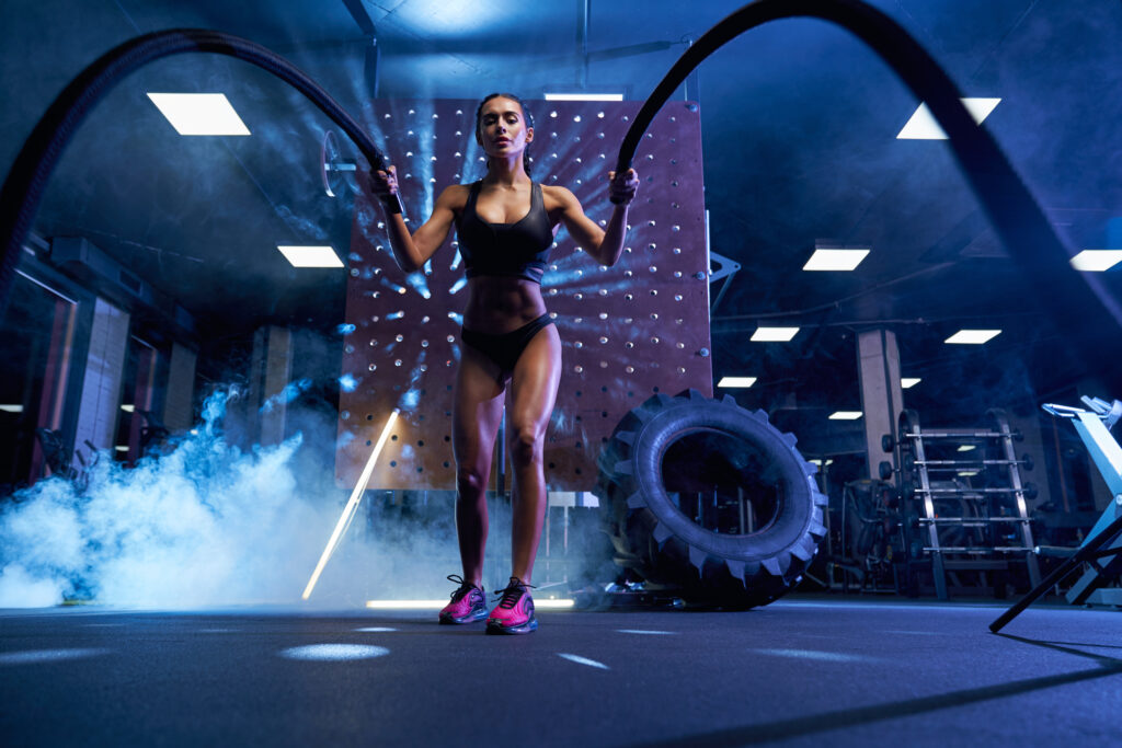 fille qui fait du sport qui semblerait être du crossfit