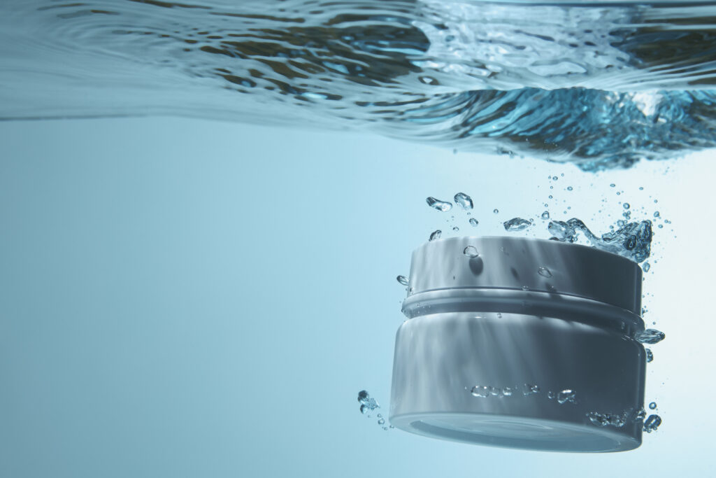 pot de supplément coulant dans l'eau